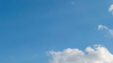 All the clouds flowed and only the blue sky remained. Vidéo 145890132