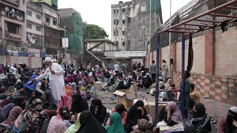 All India Memon Jamat Federation distributes Iftar meals to women and children Vídeo Stock 332086609