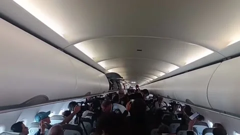 All passengers on the Pope's return flight disembark due to a technical issue, T Vidéo 337559471