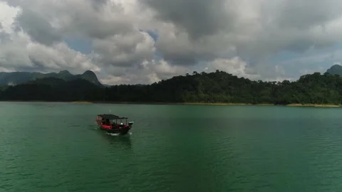 All-round view of a boat sailing along forest shores Stock Footage 131865348