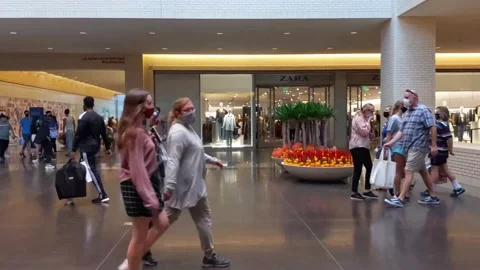 All shoppers at upscale mall comply with order to wear masks in covid pandemic Vídeos de archivo 147139469