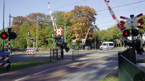 All traffic stops when the rail crossing sign are on 库存影片 32281280