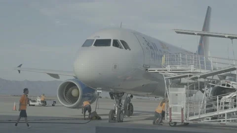 Allegiant Airlines Plane Grounded Loading Up on Runway RAW Vídeos de archivo 213492052