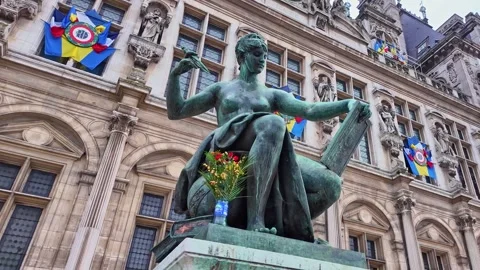 Allegorical statue representing science in front of the Paris city hall, Hôtel Stock Footage 329099862