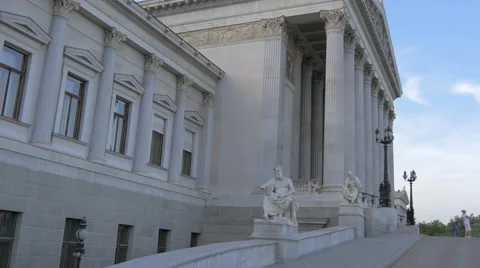 Alley in front of the Austrian Parliament Building, Vienna 動画素材 59572276