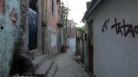 Alleys through favelas in Complexo do Alemao 스톡 동영상 51794822