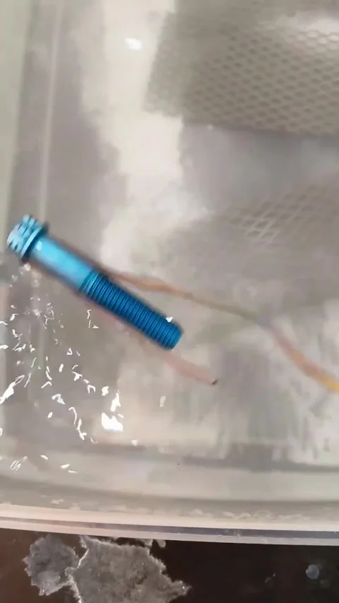 Alloy screw anodizing process Stockbeeldmateriaal 270252956