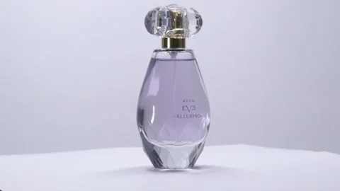 Alluring by Avon Perfume bottle rotation in studio Vídeo Stock 171651039