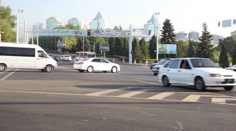 Almaty cars drive through intersection 库存影片 47289057
