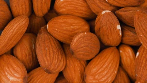 Almond nuts in the form of a background close-up rotate in a circle Vidéo 124897105