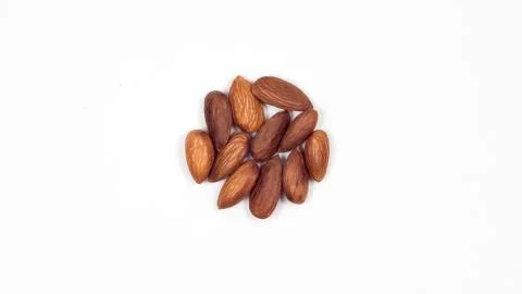 Almond on white background. Nuts lined in a circle. Foto stock