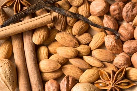 Almonds and hazelnuts Фото