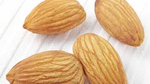  ALMONDS IN CLOSE UP MACRO TRACKING SHOT OVERHEAD Vidéo 62232237