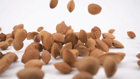 Almonds falling in slow motion on white background Vídeos de archivo 87709455