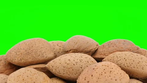 Almonds isolated on green screen, rotating Vídeos de archivo 87685311