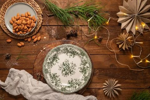 Almonds nuts on a plate placed on a rustic wooden board. Delicious sweet al.. Foto stock
