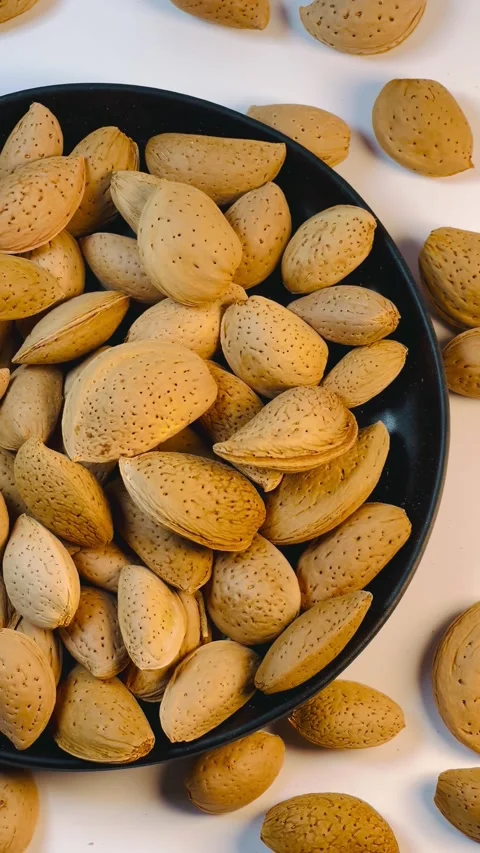 Almonds panning close-up shot from right to left on a black plate Vídeos de archivo 336471041