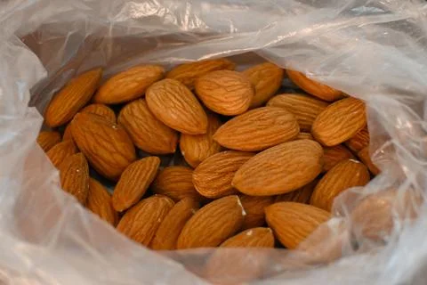 Almonds in Plastic Bag Close-Up, Raw Food Storage Concept Stockfoto's