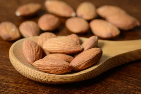 Almonds in a spoon close up Foto stock
