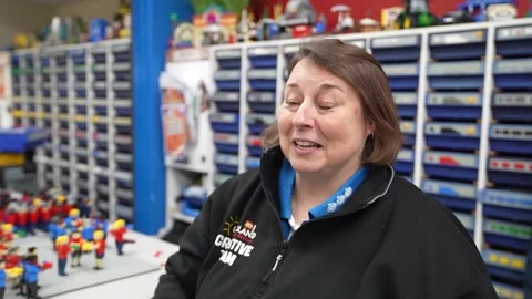 Almost 30 years making Lego models, it's still her 'dream job' Vidéo 328798023