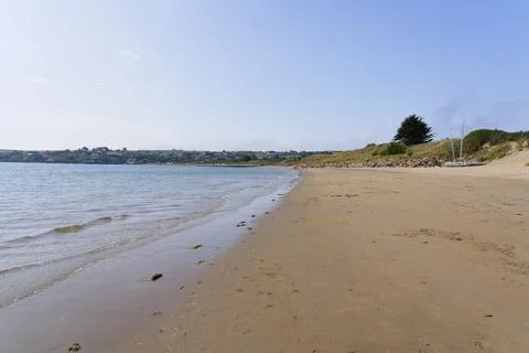 Almost deserted Abersoch beach on a cloudless summer day. Foto stock