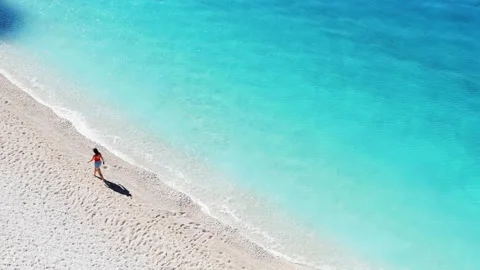 Alone on beautiful beach. Video stock 220024328