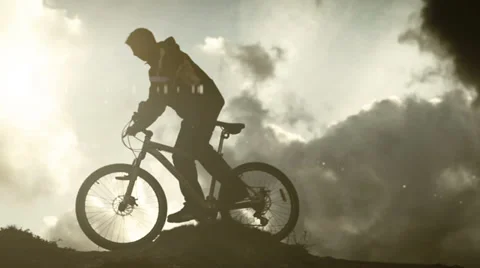 Alone bicyclist on the storm clouds background in mountain Video stock 32818374