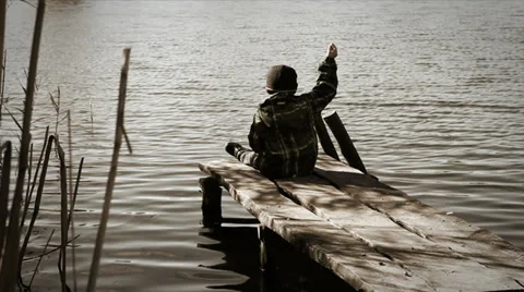 Alone boy throw rocks in the lake water Stock-Footage 32189135