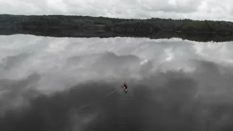 Alone Canoeing Lake With Overcast Clouds Reflection, Nature Horizon, Aerial 動画素材 156023798