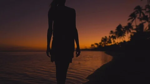 Alone woman walking on the beach at sunset. Vídeo Stock 123737459