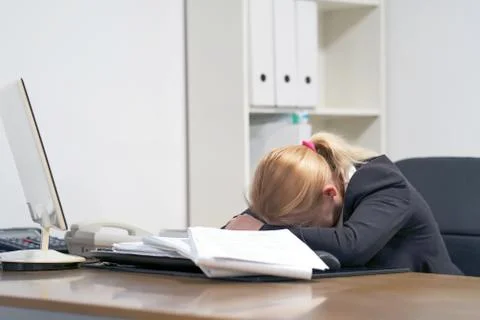 Alone working in office with a lot of documents. Yelling and screaming for ba Foto stock