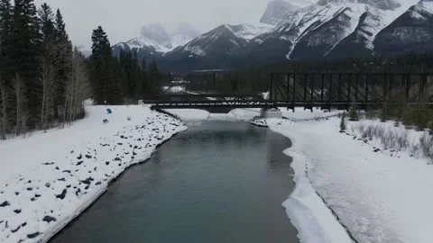 Along creek toward Engine Bridge in Canmore. Vidéo 168423933