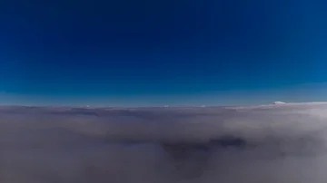 Along the edge of the clouds Video stock 85852606