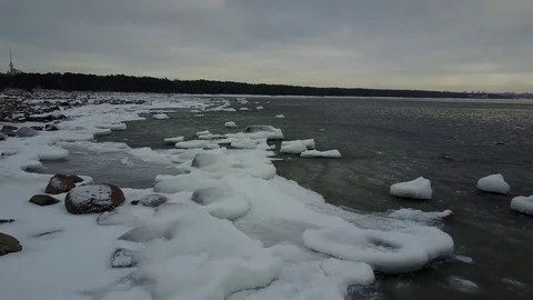 Along the icy seashore Stockbeeldmateriaal 72634545