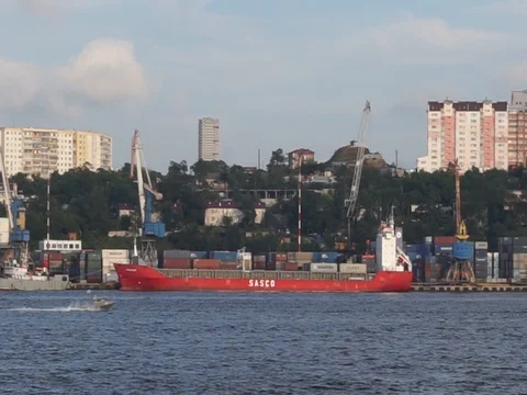 Along the port Vídeo Stock 87483713