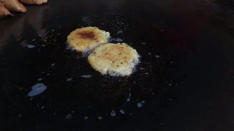Aloo Tikki getting fried Stock-Footage 344277378