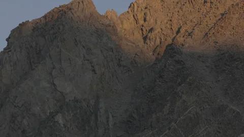 Alpen Glow Crawls across Eastern Sierra Mountains, Mount Agazzi Timelapse Vidéo 241929418
