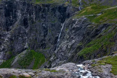Alpine canyon in Norway with vertically columnar basalt cliffs, thin waterfal Foto stock