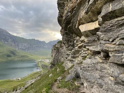 Alpine climbing rocks between the alpine lakes Melchsee and Tannensee Foto stock