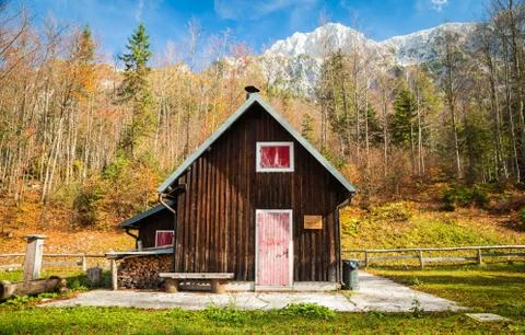 Alpine hut with a bench Foto stock