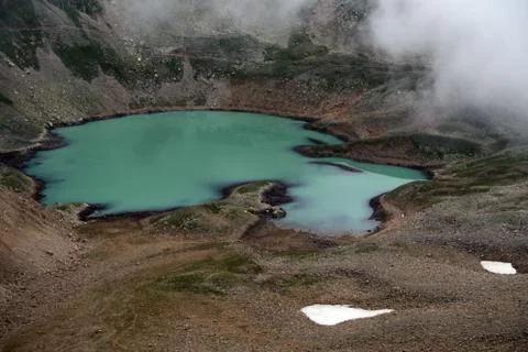 Alpine lake in the clouds. Foto stock