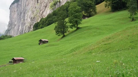 Alpine Meadows And Swiss Chalets - Lauterbrunnen Cinematic Walking Shot Vídeo Stock 335892715