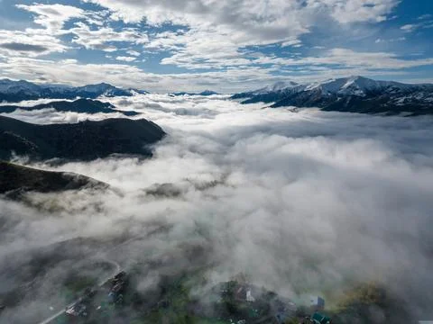 Alpine meadows under snow in spring in the mountains at dawn, against the b.. Foto stock