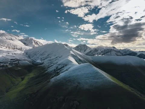 Alpine meadows under snow in spring in the mountains at dawn, against the b.. Foto stock