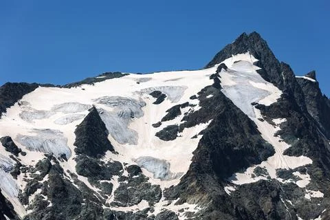 Alpine mountain peak Grossglockner snowfields glacier ice covering rugged rocky Foto stock