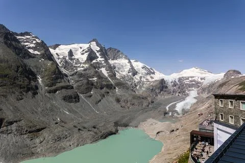 Alpine mountain range massive Grossglockner glacier descending rocky valley Foto stock