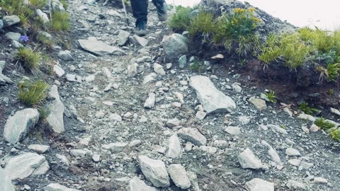 The Alpine mountains. Tourists come down with backpacks. Hiking trip. Against Stock Footage 93831802