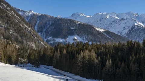 Alpine nightfall time lapse, pan &amp; zoom Video stock 104297543