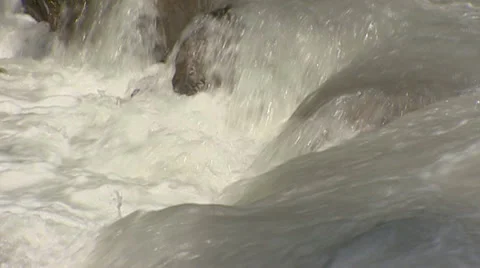 Alpine river, rapids over boulder - full screen 库存影片 34457893