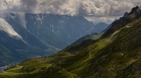 Alpine trails going down to Chamonix valley, Mont Blanc in distance time lapse Vídeos de archivo 52518487
